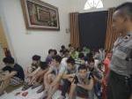 01_Petugas_Mengawasi_Para_WNA_di_Cluster_Den_Haag_FACHMI_RACHMAN_okay.jpg