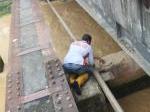 Petugas_mencari_bocah_hanyut_di_kolong_Jembatan_Damai_SYAIFUL_SYAFAR.JPG