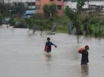 _Dua_bocah_nekad_menerobos_genangan_banjir_di_Jalan_Manunggal,_Kelurahan_Damai_Bahagia,_Balikpapan_Selatan_SYAIFUL_SYAFAR.JPG<pf>_Genangan_banjir_di_wilayah_Jl_MT_Haryono_Dalam_sekitar_pukul_11.00_WITA,_membuat_kendaraan_yang_melintas_berhenti_dan_putar_haluan_SYAIFUL_SYAFAR_.JPG