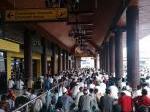_Ribuan_jamaah_memadati_terminal_lama_dan_area_parkir_Bandara_Sepinggan_untuk_menunaikan_Shalat_Ied_SYAIFUL_SYAFAR.jpg