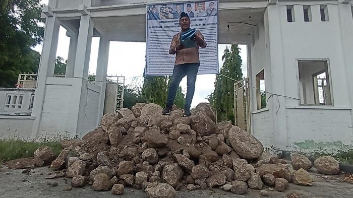 Aksi di Sikka, Satu Mobil Batu Ditumpahkan di Depan Pintu Masuk Kantor DPRD