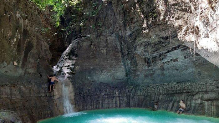 Air berwarna hijau tosca di kolam tingkatan kedua. Kolam ini paling hits dibandingkan dengan kolam di tingkatan pertama dan ketiga.