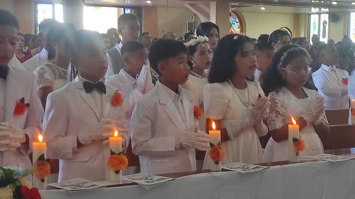 Anak anak peserta Komuni Suci Pertama di Gereja Paroki Santo Fransiskus dari Asisi