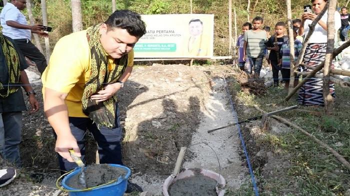 Anggota DPR RI Gavriel Novanto Rehab Sekolah Tak Layak di Kabupaten TTS