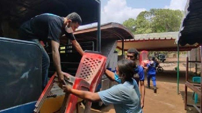 Perjuangan KPPS dan Polairud Polda NTT Angkut Perabot di Zona Bahaya Gunung Lewotobi