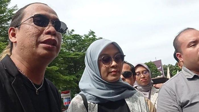 Ayu Chairun Nurisa (tengah) didampingi kuasa hukumnya, Stifan Heriyanto