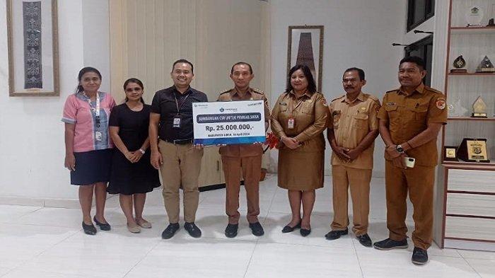 FIFGROUP Cabang Sikka Serahkan Dana CSR Rp 25 Juta kepada Pemerintah Kabupaten Sikka