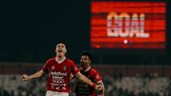 Bek Bali United Joao Ferrari melakukan selebrasi. Ferrari turut menyumbangkan satu gol pada menit ke-63 yang membantu membalikkan keadaan setelah timnya sempat tertinggal lebih dulu di babak pertama.
