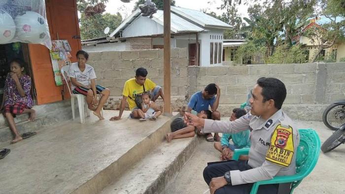 Bhabinkamtibmas Imbau Warga Kelurahan Maubeli Tidak Konsumsi Miras pada Acara Syukuran Wisuda