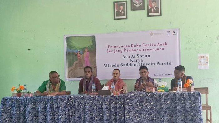 BUKU SADDAM - Penulis buku Asa Ai Sorun, Alfredo Saddam Husein Pareto (keempat dari kiri) bicara saat peluncuran bukunya di SDK Builaran, Kecamatan Sasitamean, Kabupaten Malaka, pada Jumat, 7 November 2025.