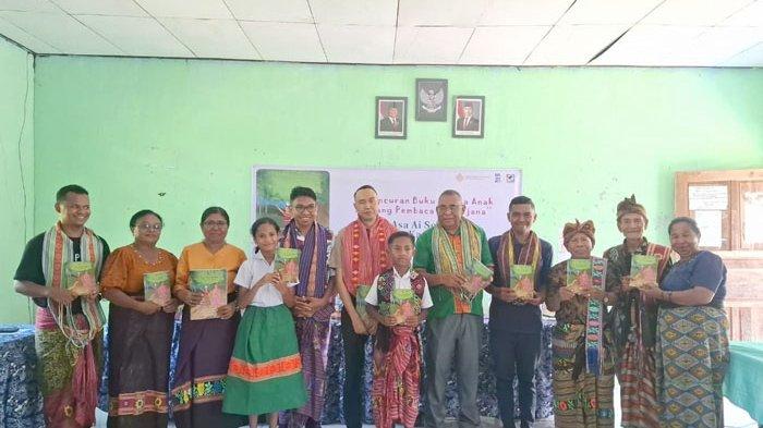 PELUNCURAN BUKU - Alfredo Saddam Husein Pareto, penulis buku Asa Ai Sorun pose bersama para guru dan siswa saat peluncuran bukunya di SDK Builaran, Kecamatan Sasitamean, Kabupaten Malaka, pada Jumat, 7 November 2025.