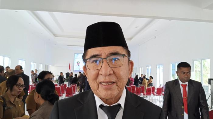 Bupati Belu, Willybrodus Lay memberikan keterangan pers