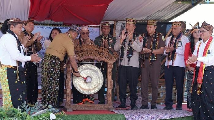 Masyarakat Resah Tak Punya Rumah Adat