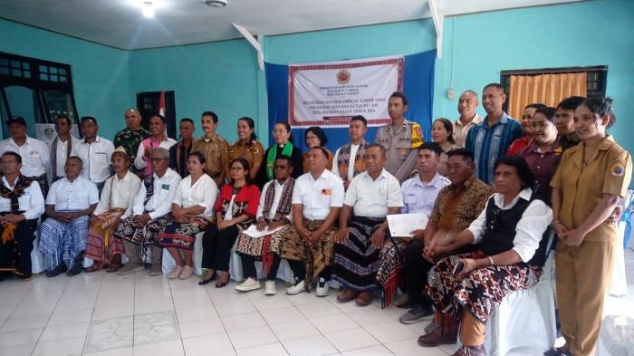 Camat Taebenu, Rollanda P.C. Pellondou foto bersama aparat desa