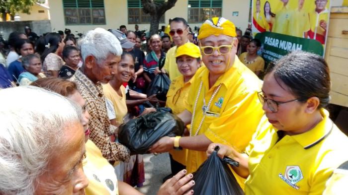 PASAR MURAH - Dalam rangka menyambut HUT Partai Golkar ke-61, DPD Partai Golkar Kabupaten Malaka gelar kegiatan Pasar Murah di Desa Haitimuk, Kecamatan Weliman, Selasa (30/9/2025).