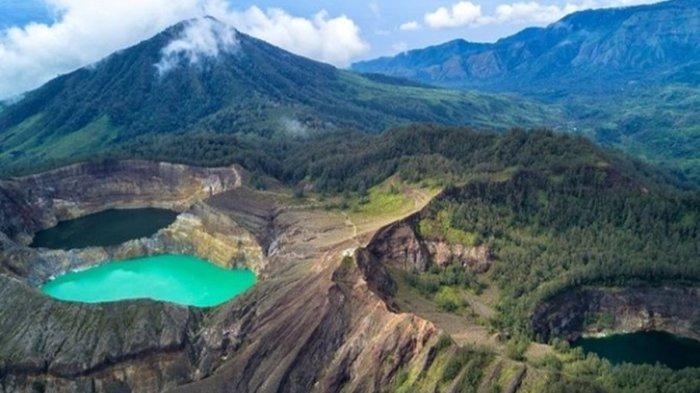 Danau Kelimutu di Kabupaten Ende merpupakan bekas gunung berapi