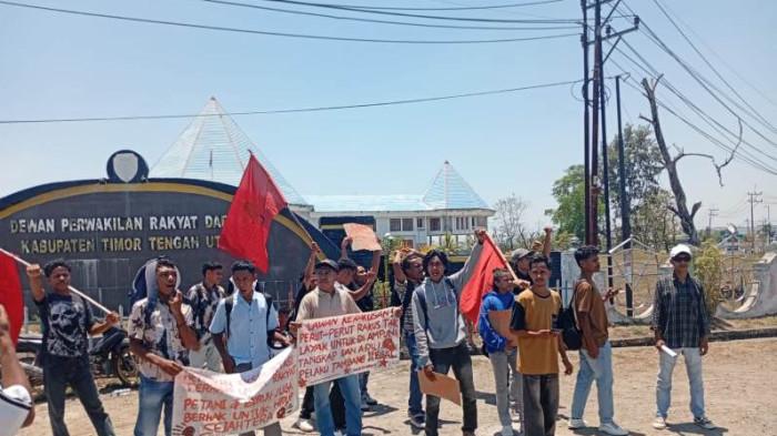 BREAKING NEWS: Peringati Hari Sumpah Pemuda, LMID dan LMND Menggelar Demonstrasi di Kantor DPRD TTU