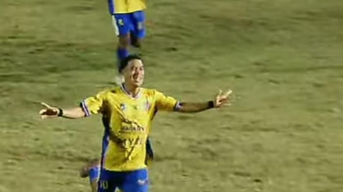 RAYAKAN GOL- Dionesius Umbu Conda saat merayakan gol yang ia cetak menit ke 78'  untuk melengkapi kemenangan Persewa Waingapu atas BTA menjadi 3-1.