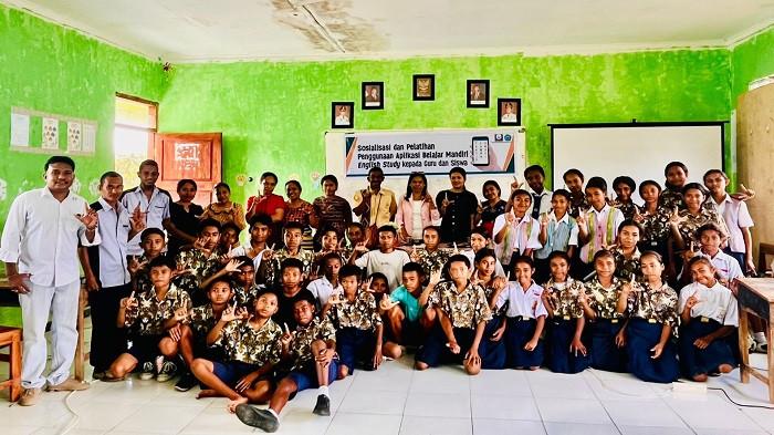 Dosen Unimor Beri Pelatihan Penggunaan Aplikasi Belajar Mandiri English Study di SMPN Sekon