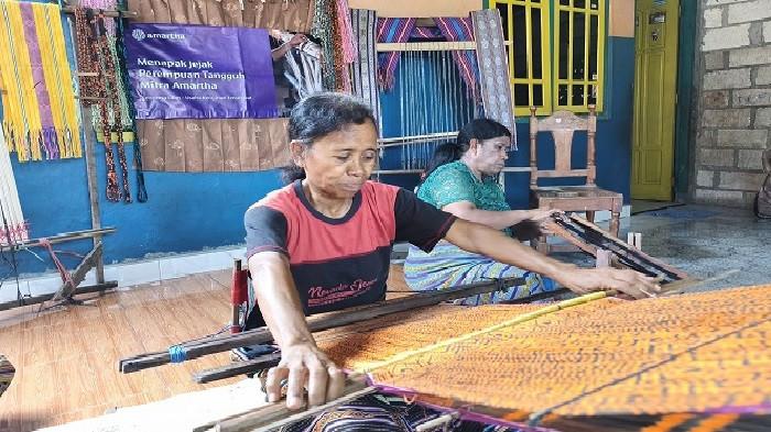 Tenun Ikat Jadi Sumber Harapan: Kisah Hilde Bangkit Bersama Amartha