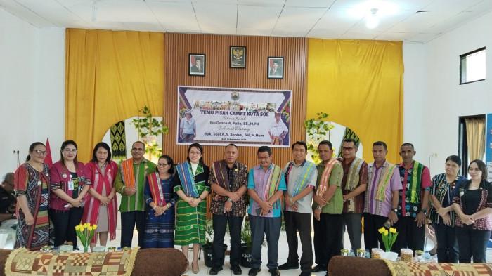 Foto bersama pada cara Temu Pisah Camat Soe