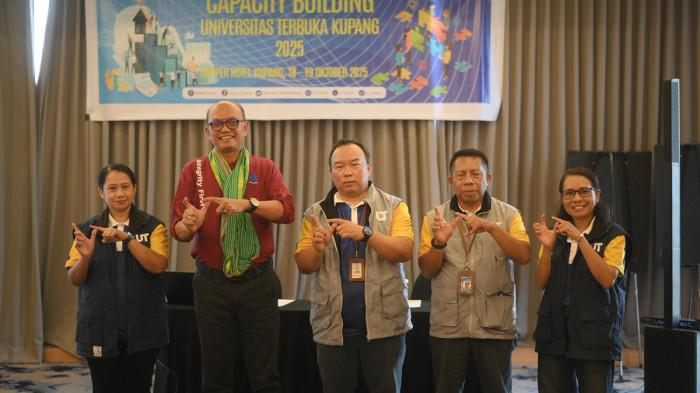Foto bersama pemateri dan pimpinan UT Kupang saat kegiatan Capacity Buliding