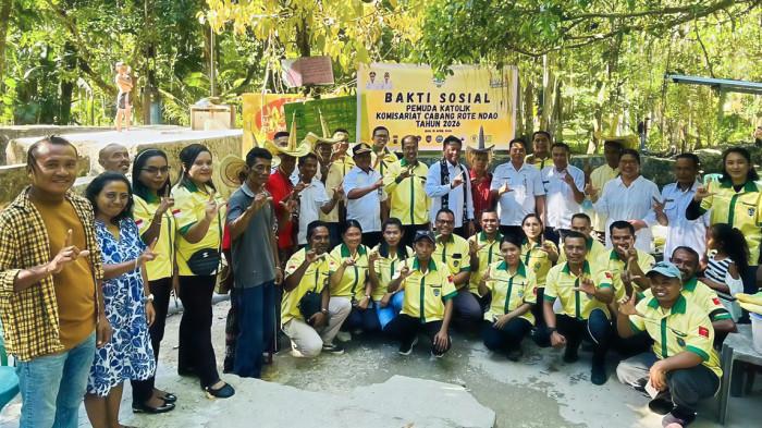 Foto bersama usai penyerahan tong sampah dari Pemuda Katolik Rote Ndao di Kolam Oemau