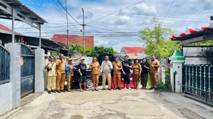 Foto bersama usai perbaikan jalan di RT 16 Kelurahan Nefonaek Kota Kupang