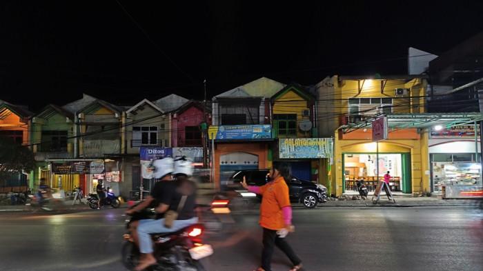 Mengais Harapan di Antara Deru Kendaraan: Kisah Herlina, Perempuan Penjaga Parkir di Kupang