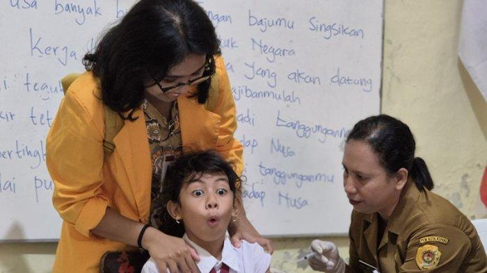 IMUNISASI -Mahasiswa Fakultas Kedokteran dan Kedokteran Hewan (FKKH) Undana bersama tim medis Puskesmas Sikumana melaksanakan imunisasi di SD NCIPS Kupang.
