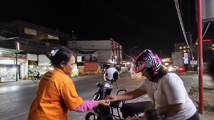 FEATURE: Kisah Herlina Juru Parkir Perempuan di Kota Kupang