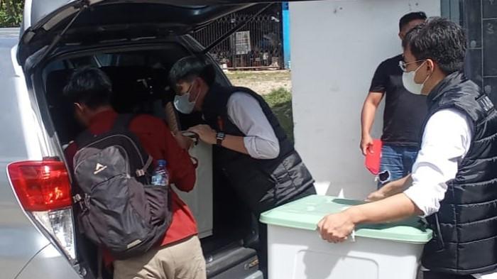Penyidik Kejari TTU menyita dokumen saat geledah Kantor Perumda Air Minum Tirta Cendana