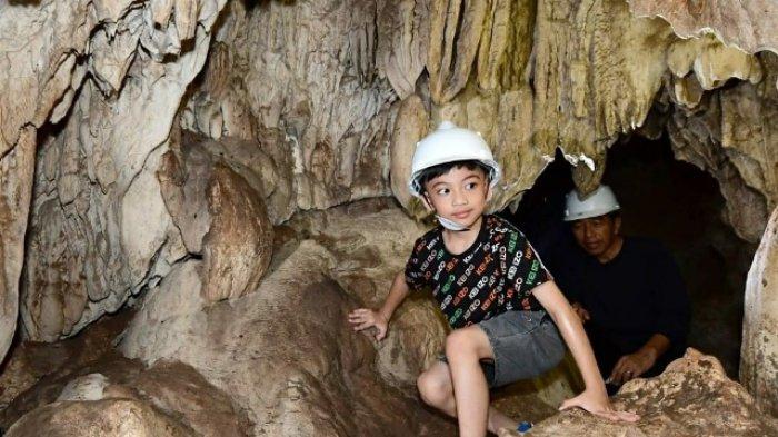 Presiden Jokowi dan Jan Ethes Jalan Jongkok Saat Susuri Gua Batu Cermin Labuan Bajo