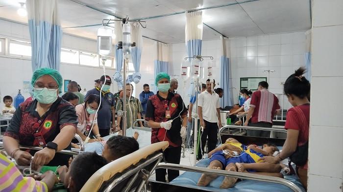 KERACUNAN MBG - Suasana IGD RSUD SoE pasca sejumlah siswa siswi di beberapa sekolah dasar di Kota SoE, Kabupaten Timor Tengah Selatan (TTS) keracunan Makan bergizi Gratis (MBG), Jumat (3/10/2025). 