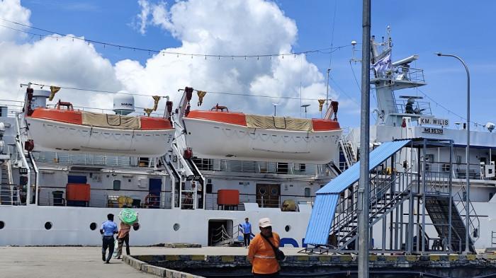 KAPAL - KM Wilis, salah satu kapal milik PT Pelni ketika sandar di Pelabuhan Tenau Kupang. Akan ini akan berangkat dari Kupang ke Ende. Kamis, (11/12/2025).