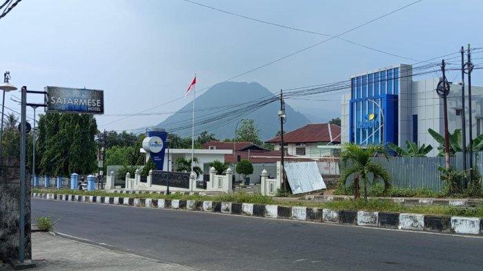 Kabut haze yang meliputi Gunung Meja dan Kota Ende, Sabtu, 29 November 2024.