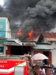 BREAKING NEWS: Kebakaran di Kompleks Pertokoan Maumere Sikka, Warga Panik