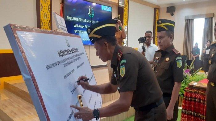 PAKTA INTEGRITAS - Kajati NTT, Zet Tadung Allo menandatangani pakta integritas disaksikan para PJU dan kariawan di Kejati NTT.