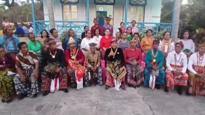 KELUARGA NOPE - Keluarga Nope pose bersama usai rapat keluarga menanggapi polemik penobatan raja Amanuban.