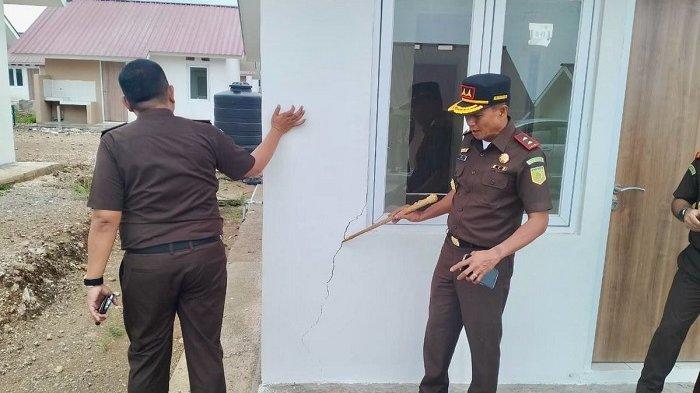 TINJAU PROYEK- Kepala Kejaksaan Tinggi Nusa Tenggara Timur (Kajati NTT), Zet Tadung Allo, meninjau langsung lokasi proyek pembangunan 2.100 unit rumah khusus bagi para pejuang eks Timor-Timur (Timtim) di Desa Oebola Dalam, Kecamatan Fatuleu, Kabupaten Kupang, Kamis (20/2/2025). (Dokumen Kejati NTT )