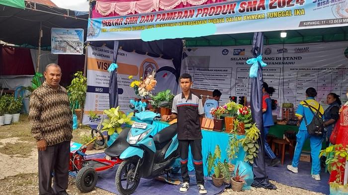 Kepala Sekolah SMK Negeri Oeolo, Max N. J. Ninef, S. Pd dan seorang siswa saat memamerkan hasil karya konversi sepeda motor listrik dalam kegiatan gebyar SMK dan Pameran Produk SMA di Kupang.