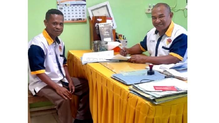 Kepala Sekolah SMK Negeri Oeolo, Max N. J. Ninef, S. Pd (kanan)