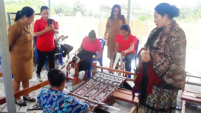 Ketua Dekranasda Rote Ndao, Yanne Henuk-Pellokila mengunjungi Sentra IKM Tenun Ikat Daiama