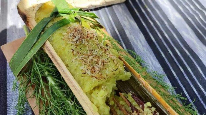 Kolo, makanan nasi bambu bakar khas Manggarai yang disajikan di Dapur Tara, Labuan Bajo