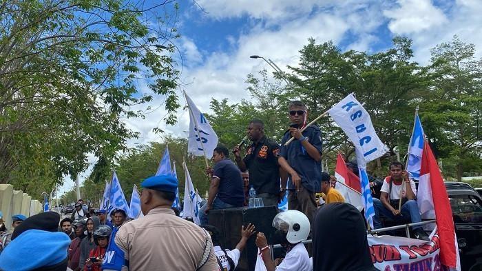 AKSI DEMO- Konfederasi Serikat Buruh Sejahtera Indonesia (KSBI) Wilayah NTT melakukan aksi damai di depan Kantor Gubernur NTT, Senin (8/9/2025).