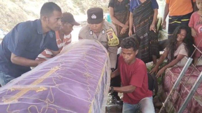 Isak Tangis Warnai Pemakaman Korban Pembunuhan di Woloria Sikka NTT