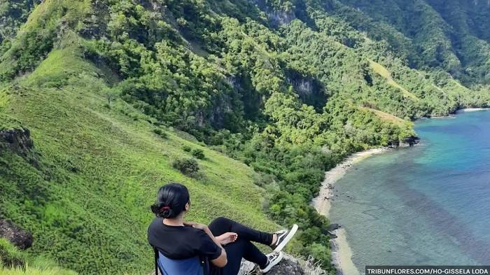 BUKIT- Lanskap Bukit Wodowata di pesisir selatan Kabupaten Nagekeo, Flores, NTT. 
