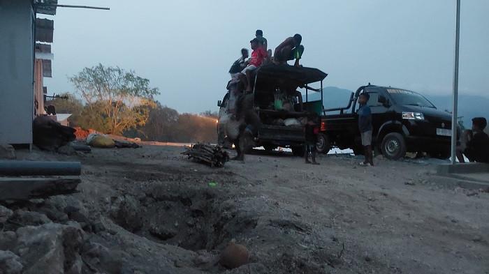 TNI Bantu Gali Lubang Resapan Atasi Genangan Limbah Air, Lansia Penyintas Lewotobi Ucap Terima Kasih