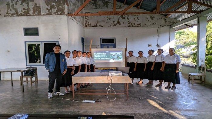 Mahasiswa Prodi Ilmu Komunikasi Unwira Bekali Calon Biarawati RVM Cassa Misas Kupang