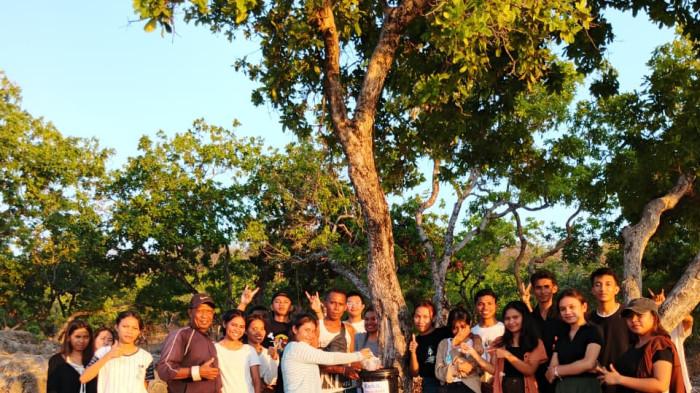 Mahasiswa Prodi Tekpang FST UNWIRA Pasang Tong Sampah di Pantai Wisata Kelapa Satu Tenau